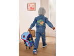 Criança com casaco de ganga LUPILU com dinossauro e mochila PAW Patrol.