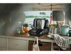 SILVERCREST® Monsieur Cuisine 'Compact' numa autocaravana com utensílios de cozinha.