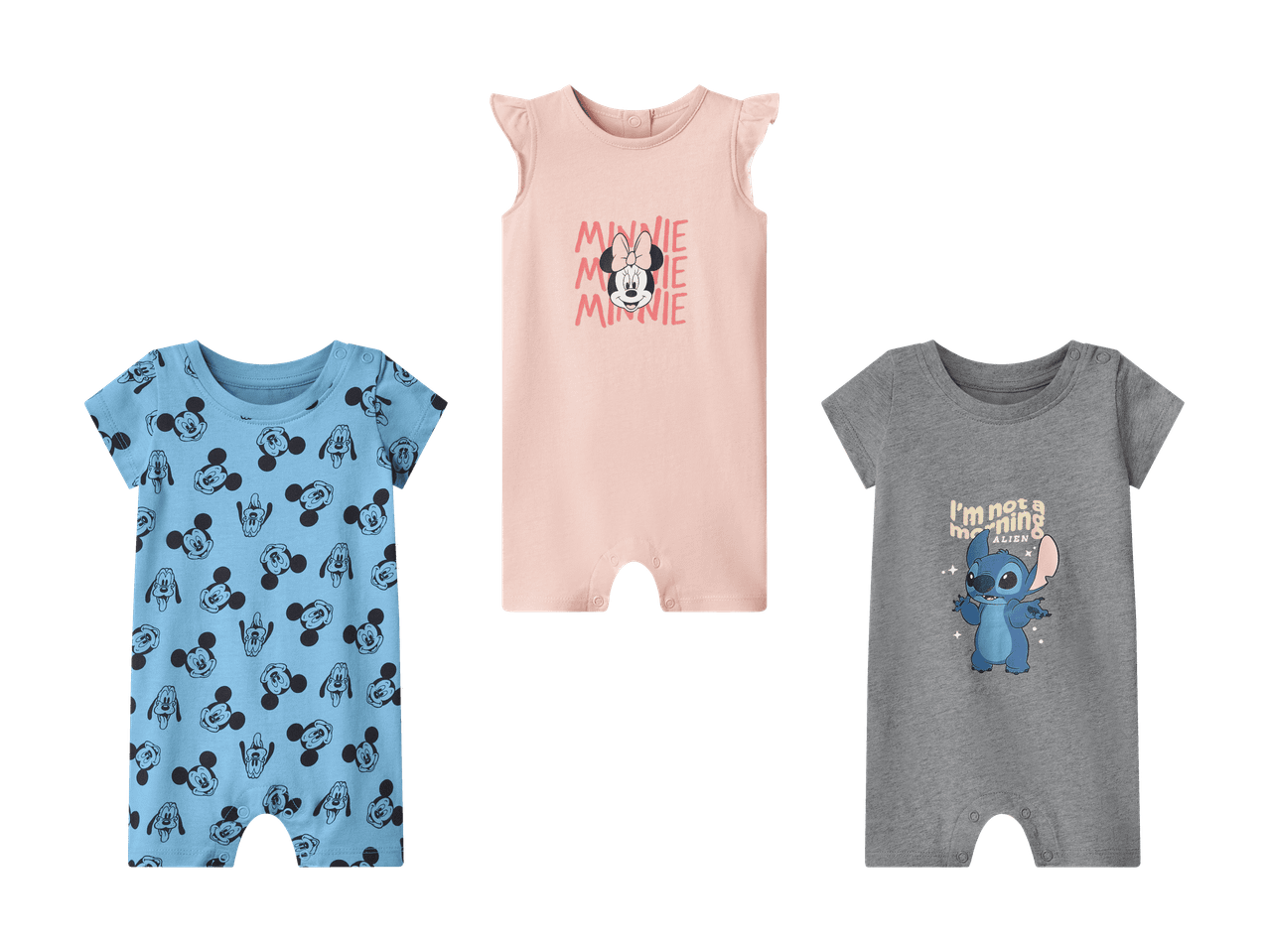 Drei Baby-Strampler: hellblauer Strampler mit Micky Maus, rosa Strampler mit Minnie Maus, grauer Strampler mit Stitch.