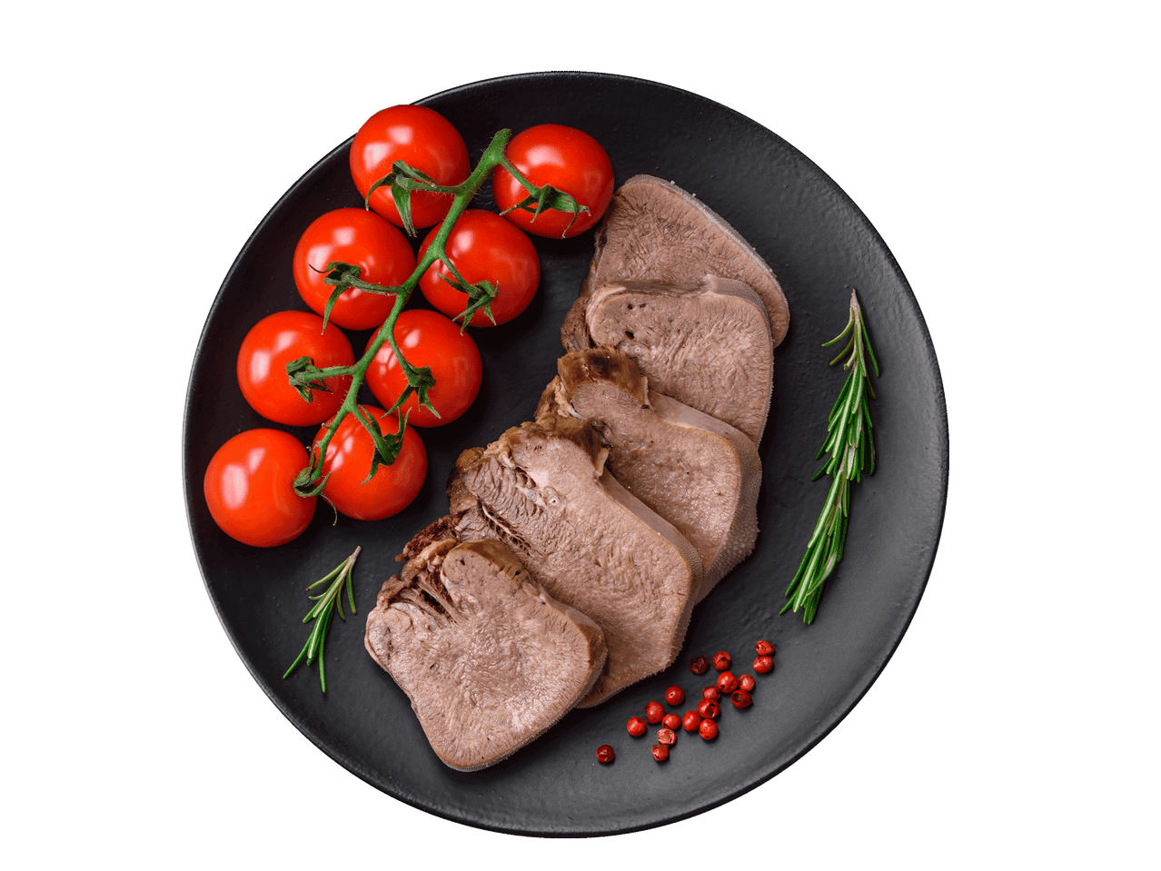 Vārīta liellopa mēle ar ķiršu tomātiem un rozmarīnu uz melna šķīvja.
