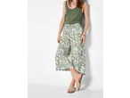 Pantaloni culotte ESMARA de damă, model floral verde și alb, cu un maiou verde.