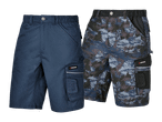 Dvoje moških delovnih kratkih hlač, ene modre in ene s kamuflažnim vzorcem.