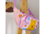 Bolsa de cintura rosa do Winnie the Pooh com padrão floral, pendurada num suporte de madeira