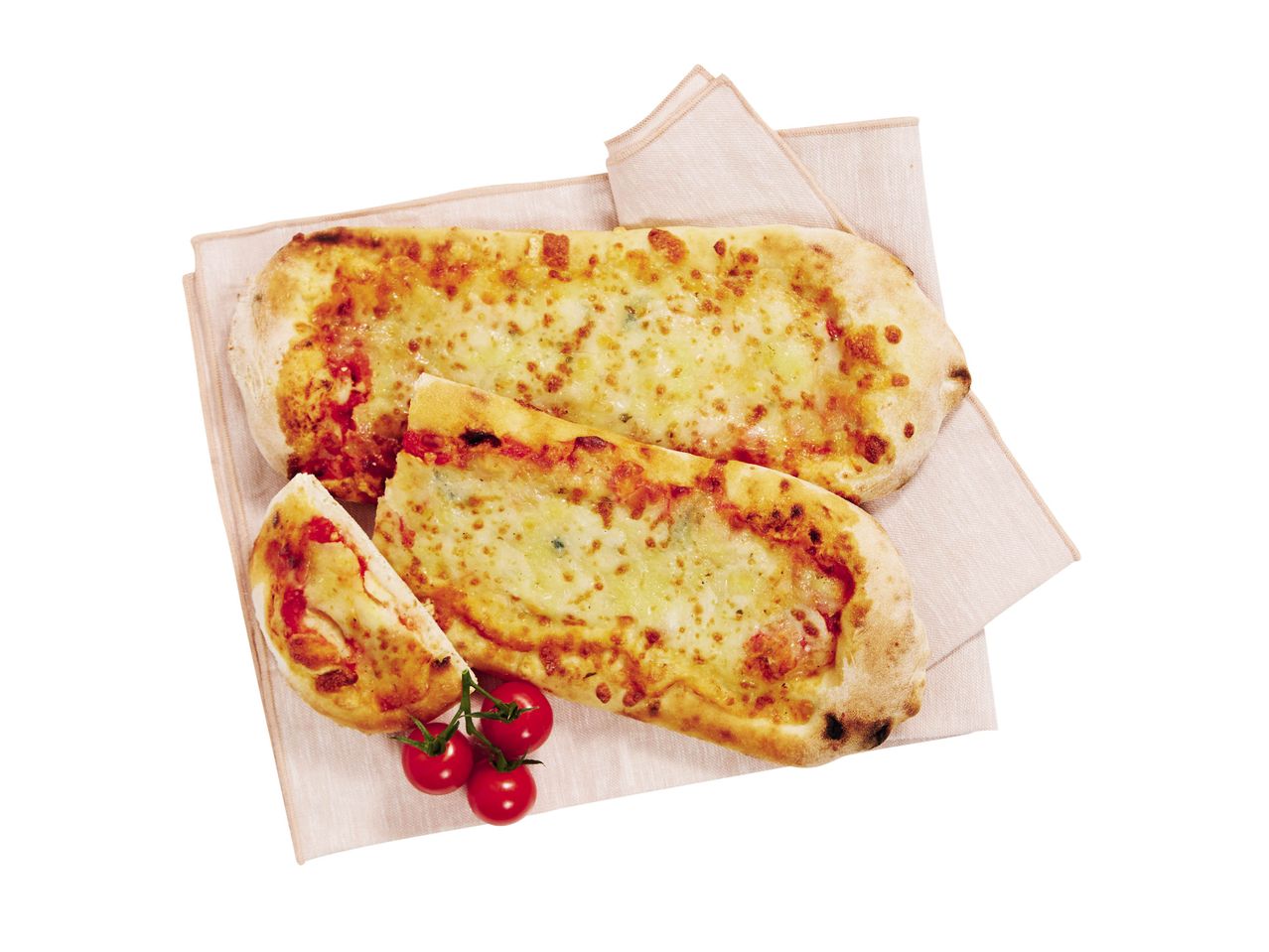 Deux pizzas rectangulaires au fromage et à la tomate, coupées en parts, servies sur une serviette avec des tomates cerises.