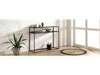 Mesa consola de metal preta Livarno Home com plantas e tapete em uma sala iluminada.