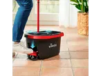 Pessoa a usar uma esfregona e um balde com mecanismo de pedal para limpar o chão.