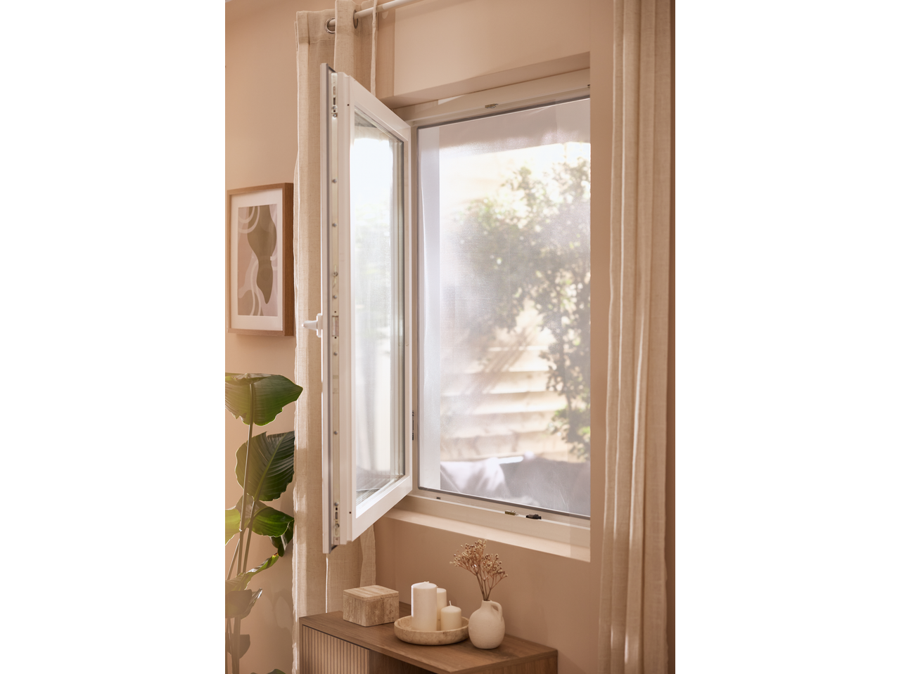 Janela aberta com rede mosquiteira LIVARNO, cortinas claras e decoração minimalista.