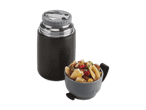 Thermosflasche und Schüssel mit Nudelsalat auf schwarzem Hintergrund.