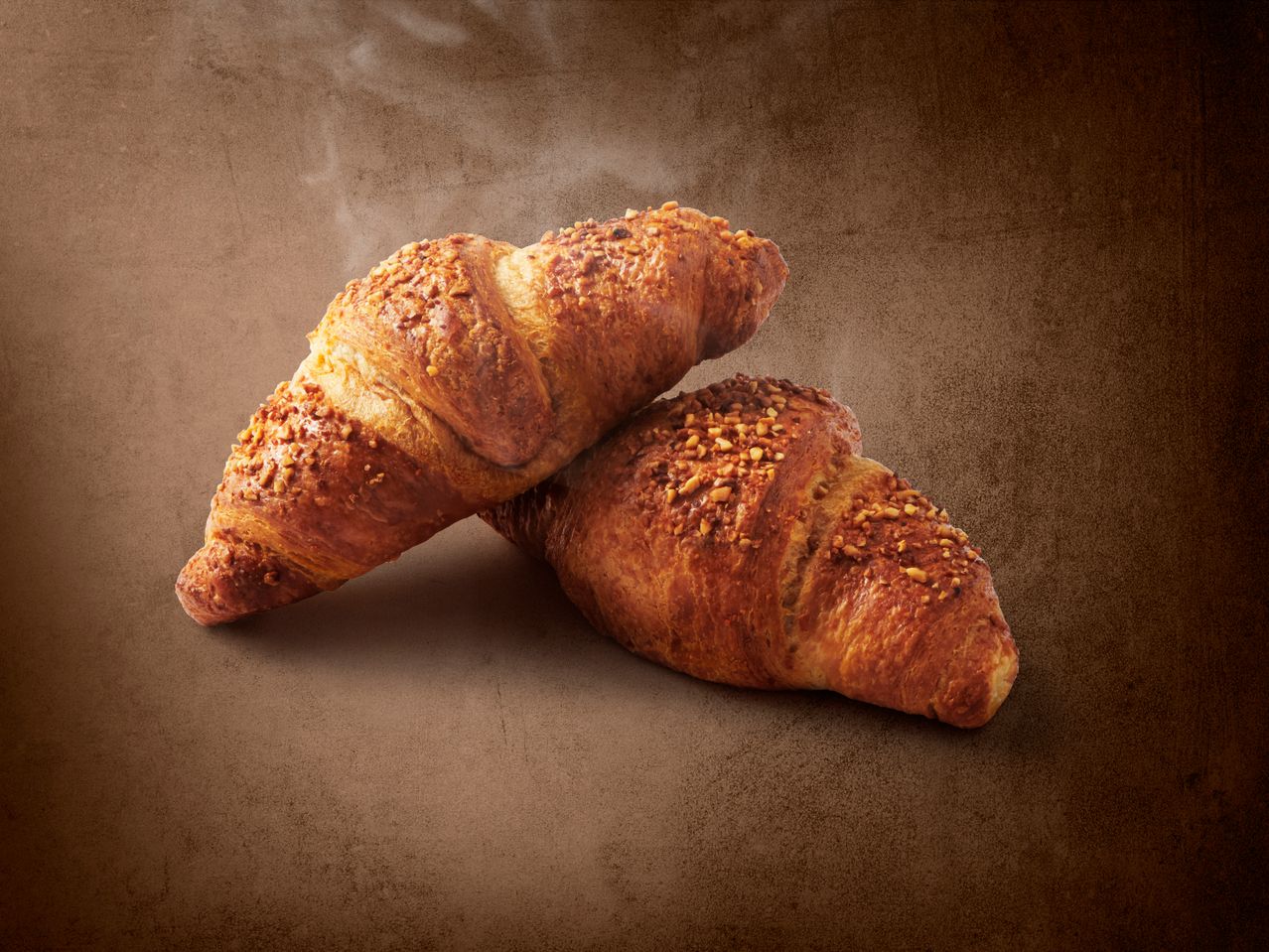 Pełny ekran: Croissant maślany z nadzieniem orzechowym - zdjęcie 1