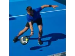 Homem a jogar padel com raquete CRIVIT num campo azul.