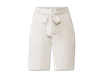 Beige Shorts mit Gürtel.