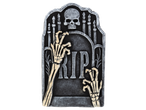 Halloween sírkő csontváz kezekkel, koponyával és RIP felirattal.