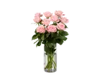 Um buquê de rosas rosa claro em um vaso de vidro transparente.