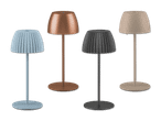 Vier moderne Stehlampen in verschiedenen Farben und Designs.