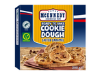 Kant-en-klare gezouten karamel koekjesdeegdoos met gebakken koekjes.