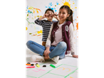 Copii jucând hopscotch cu markere.