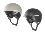 Zwei moderne Fahrradhelme in beige und schwarz mit reflektierenden Streifen.