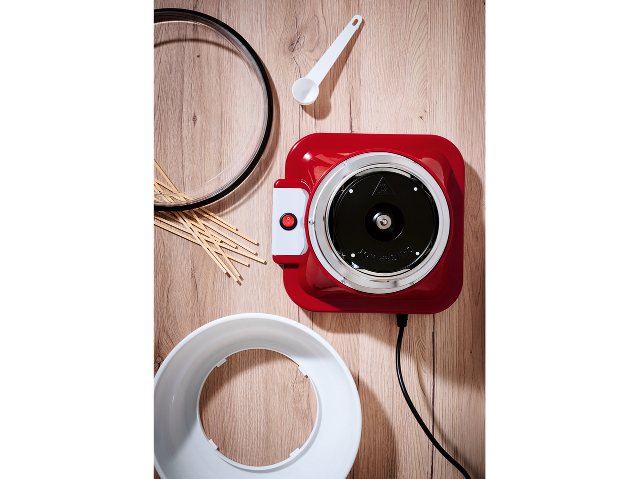 Silvercrest® aparat za šećernu vunu sa dodacima na drvenom stolu