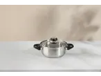 Mini-riskoger Silvercrest: Panela prateada com tampa numa bancada branca.