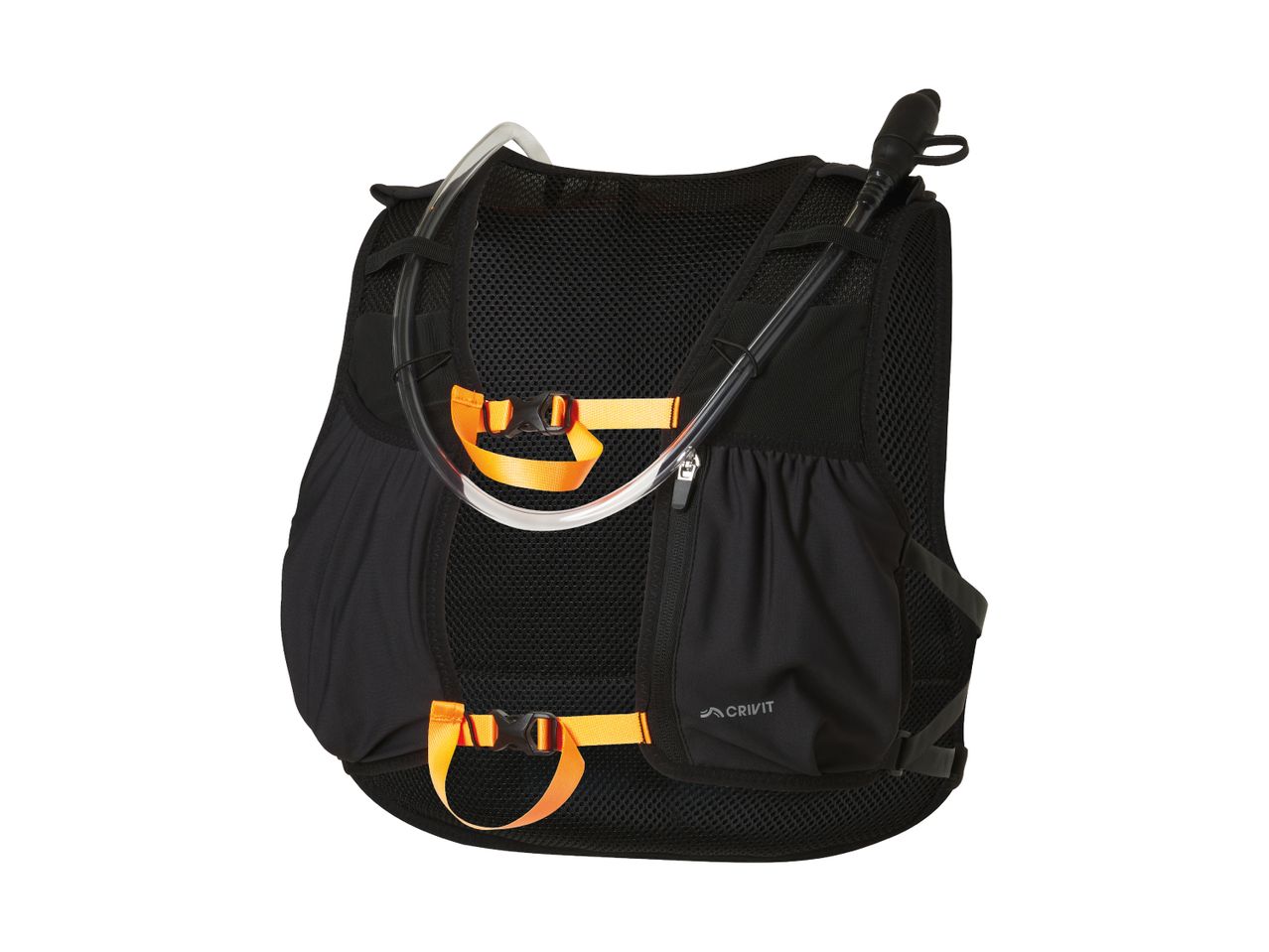 Sort hydreringsrygsæk med orange stropper og drikkeslange.