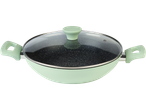 Ένα ανοιχτό πράσινο wok με γυάλινο καπάκι.
