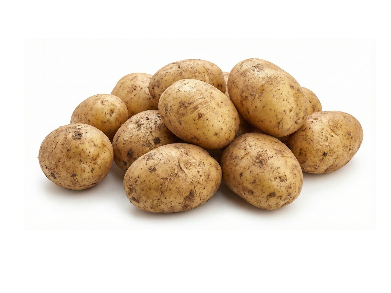 Купчина пресни, неизмити картофи на бял фон.