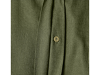 Detalhe de uma camisa de linho verde-oliva com um botão.
