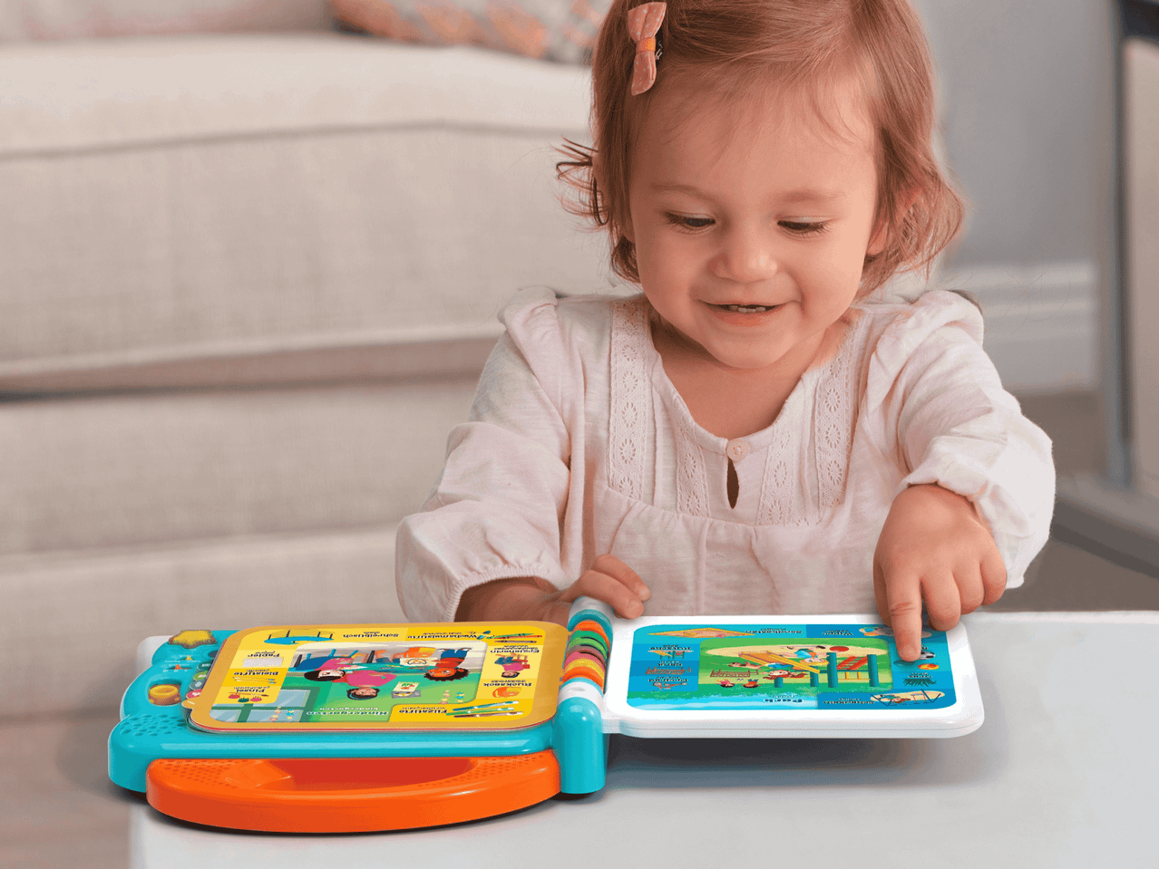 Ein Kleinkind spielt mit einem VTech-Lernbuch.