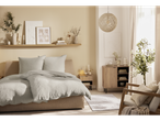 Quarto moderno com cama, mesas de cabeceira, armário e decorações, com edredom LIVARNO home Polygiene® Duo-steppelt