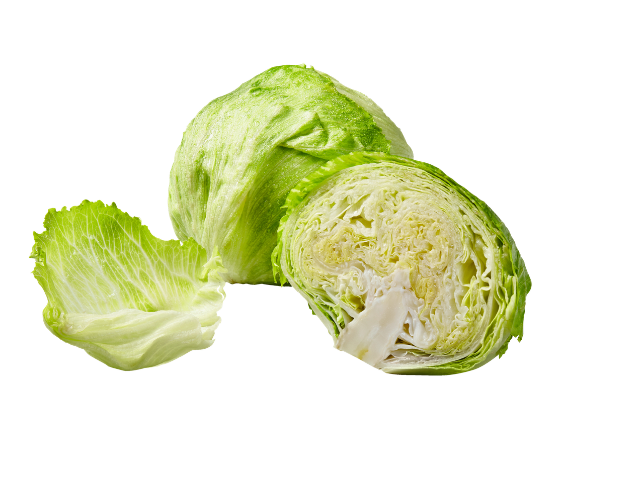 Värske jääsalat, pooleks lõigatud, mustal taustal.
