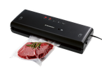 Máquina de vácuo Silvercrest com carne embalada a vácuo e alecrim.