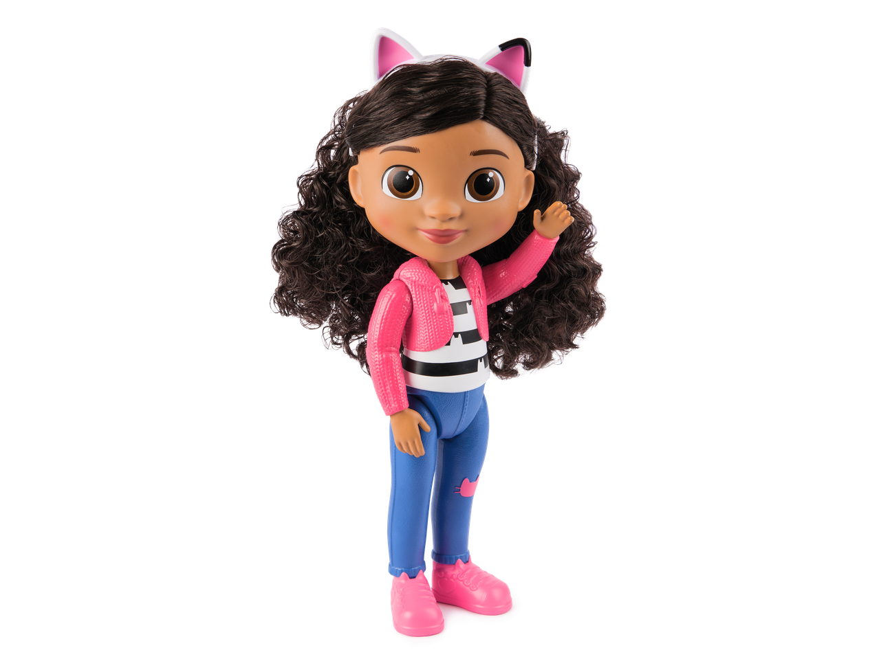 Gabby's Dollhouse lėlė su tamsiais garbanotais plaukais, rožine striuke ir mėlynais džinsais.