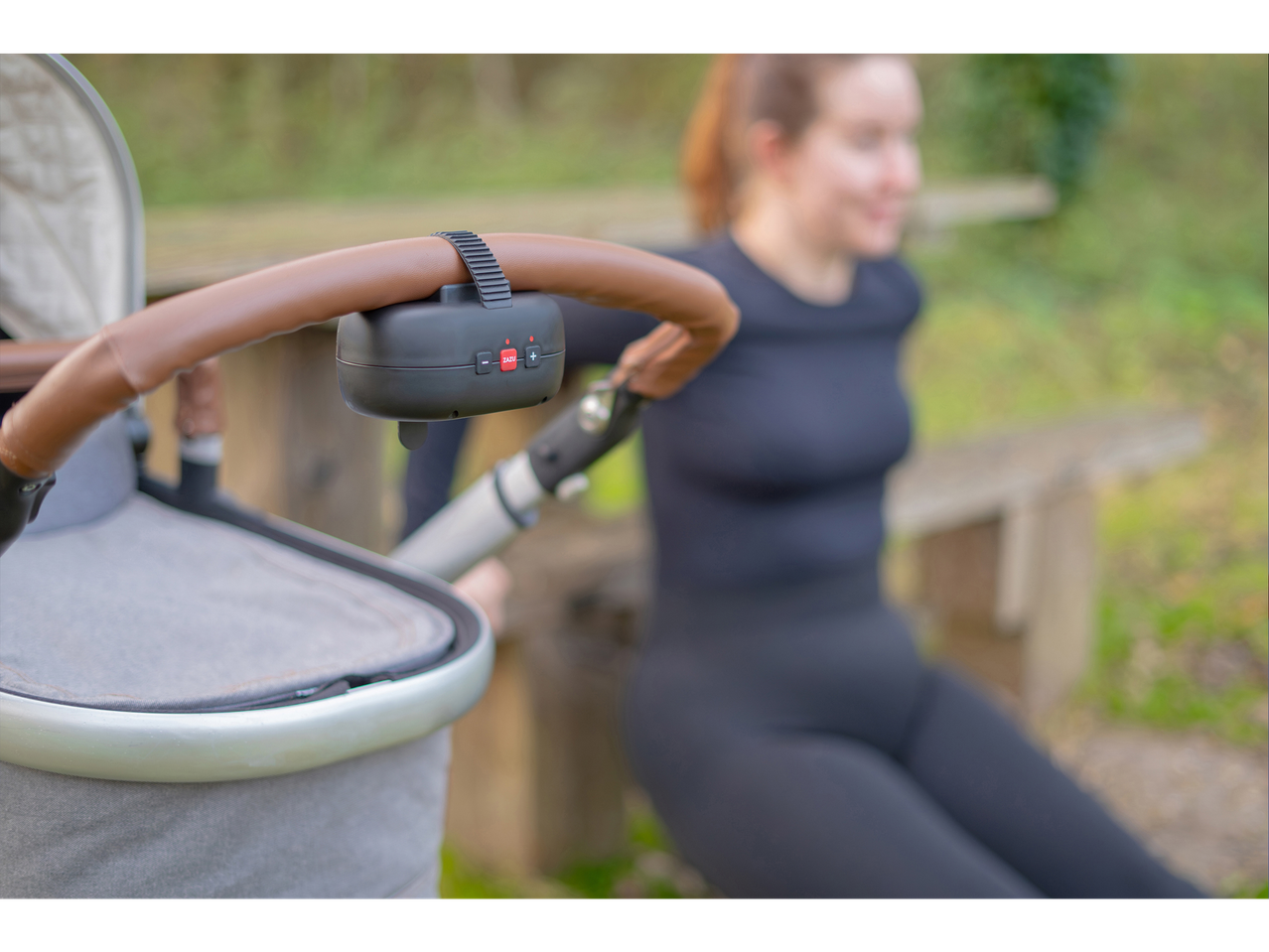 Zazu Kinderwagenschaukler na kolicima, sa ženom u pozadini