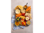 Alesto Selection Walnusskerne on a snack board with hummus, vegetables, and crackers.