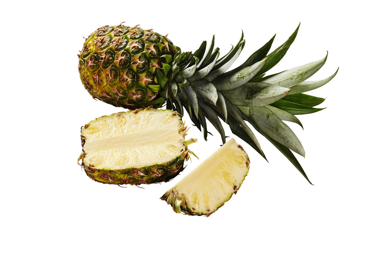 Un ananas tăiat în trei bucăți pe un fundal negru.