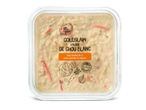 Rauwkostsalade met kool, wortel en ui in een doorzichtige plastic verpakking.