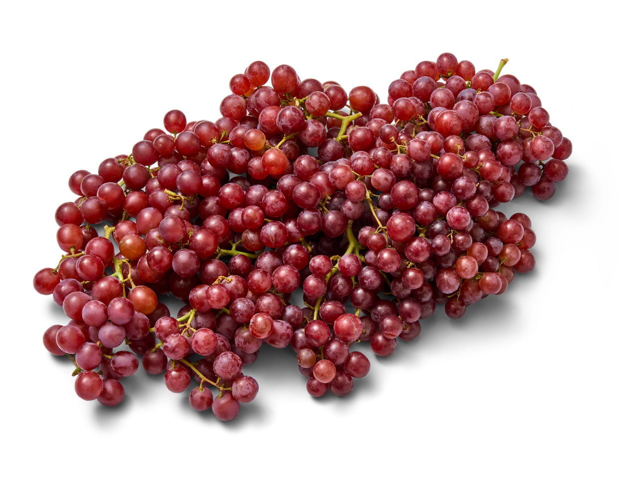 Een grote tros rode druiven op een zwarte achtergrond.