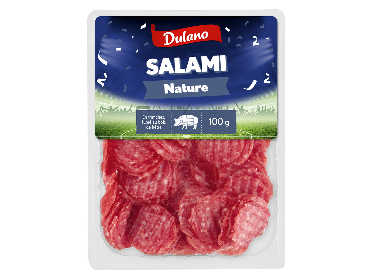 Salami nature en tranches, fumé au bois de hêtre, 100g, sur fond de stade de football.