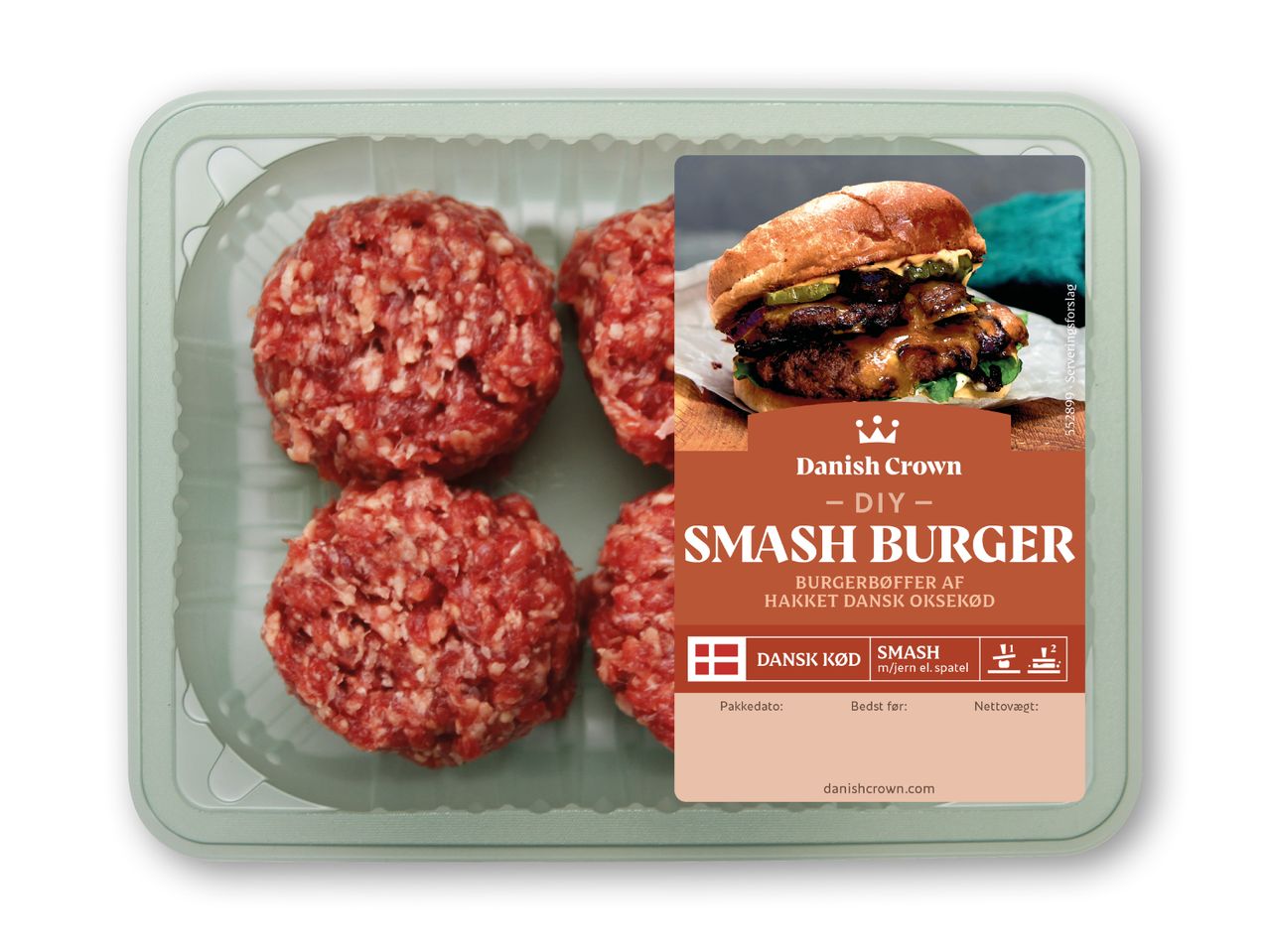 Pakke med fire rå hakkebøffer til smashburgere, med et billede af en færdig burger.