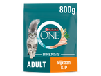 Verpakking kattenvoer voor volwassen katten, 800g, rijk aan kip, met een grijze kat.