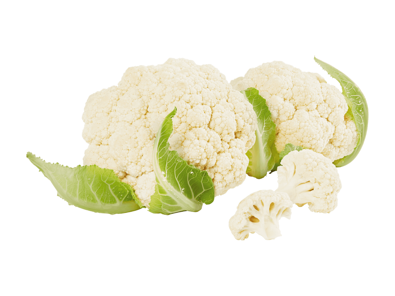 Chou-fleur frais entier et en fleurettes avec des feuilles vertes sur fond noir.
