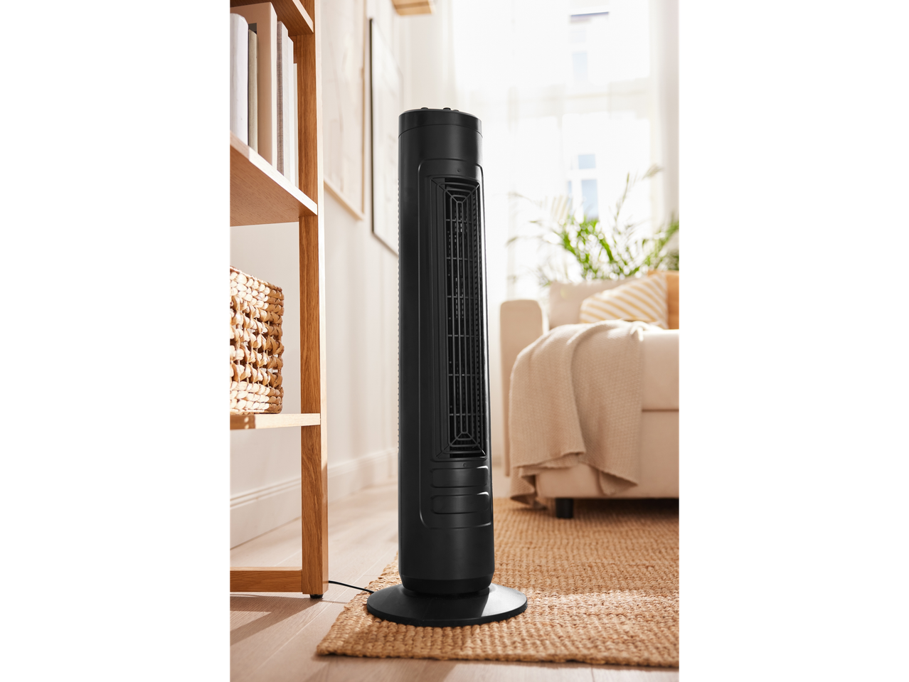 Zwarte torenventilator in een woonkamer.