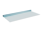 Rolle mit transparenter Frischhaltefolie, teilweise abgerollt auf schwarzem Hintergrund.