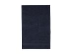 Mørkeblåt badehåndklæde i bomuld med en stribet kant.