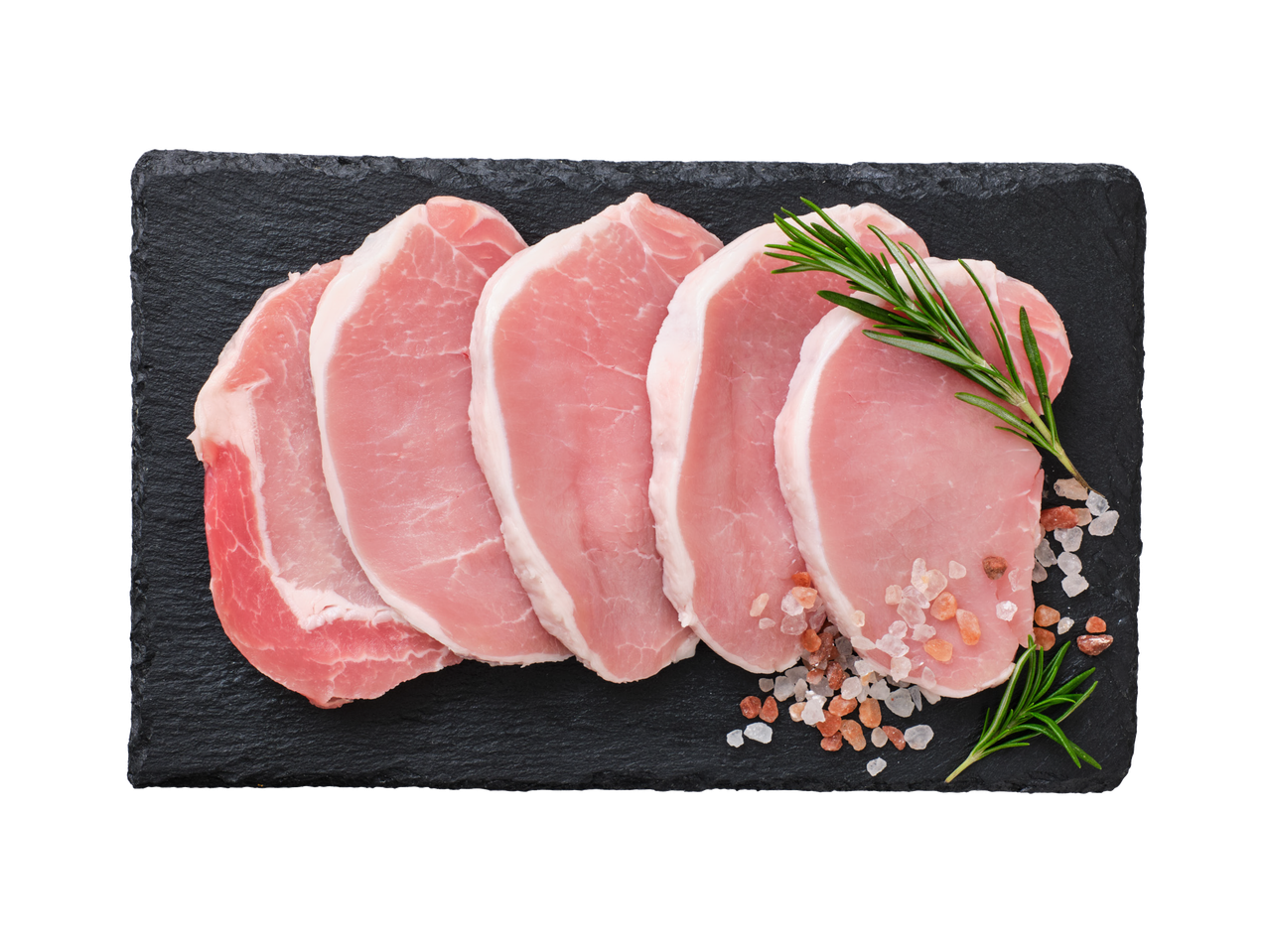 Svaigas cūkgaļas karbonādes ar rozmarīnu un sāli uz melna šīfera dēlīša.