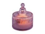 Eine lila gerippte Glas-Kerze mit Deckel und brennender Flamme.