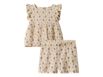 Dječji set za spavanje s cvjetnim uzorkom, uključujući majicu s volanima i kratke hlače.