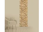 Película decorativa autoadesiva LIVARNO com efeito de pedra num quarto bege com poltrona.