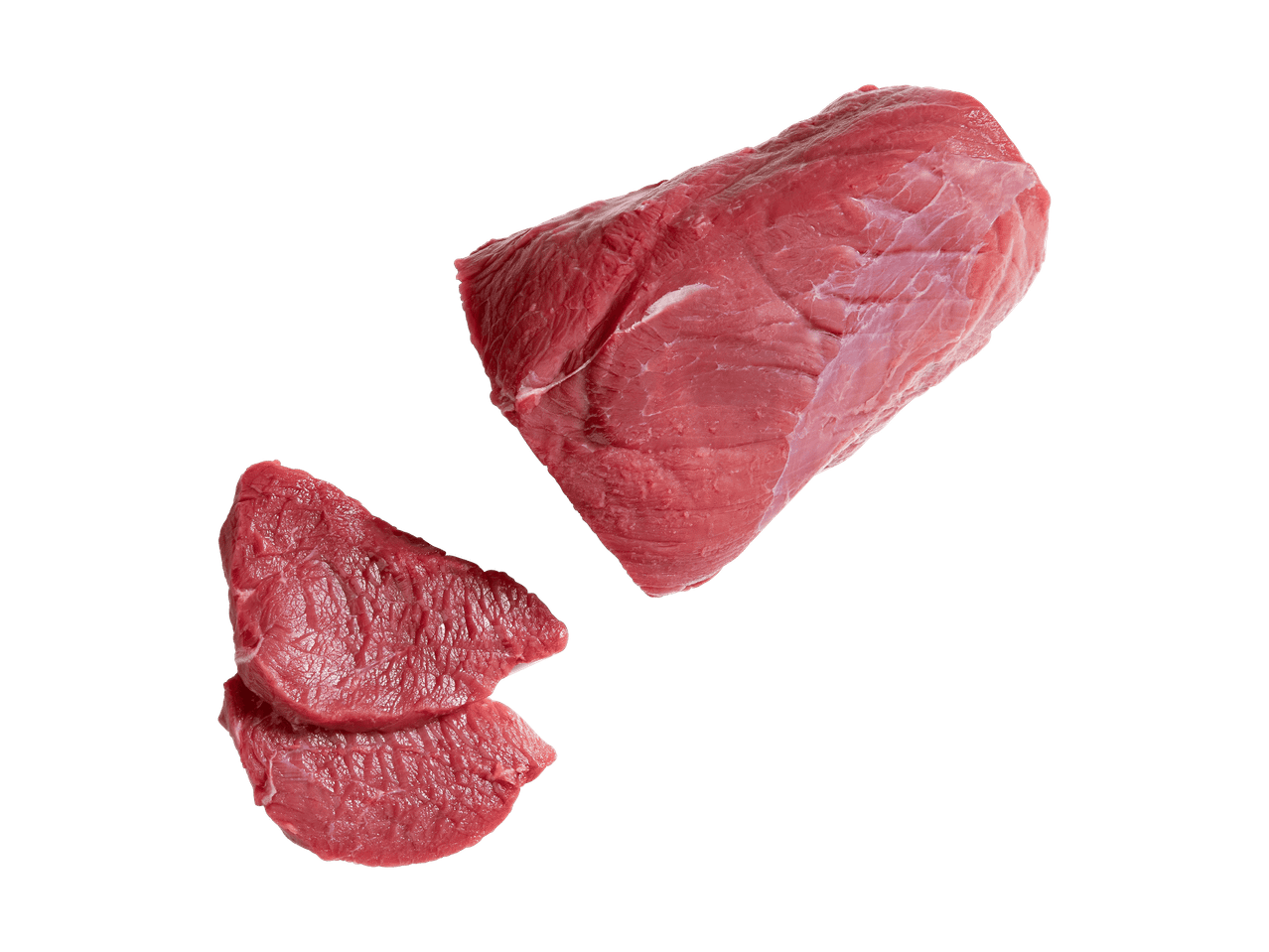 Pezzi di carne rossa cruda su sfondo nero.