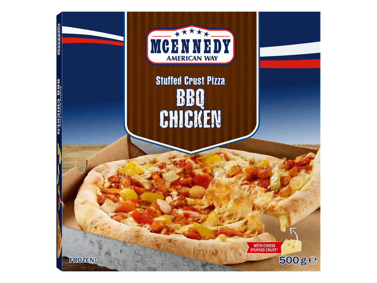 Pizza surgelée à croûte farcie au poulet barbecue, avec une part retirée montrant le fromage fondu.